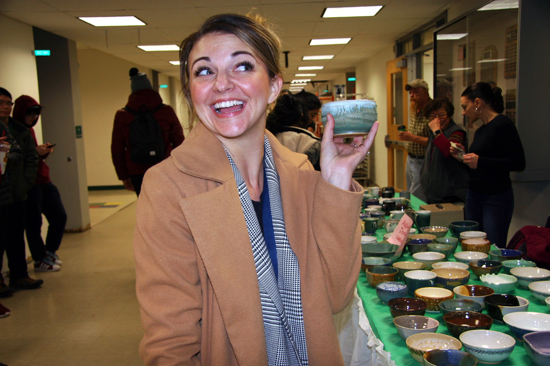 task supporter holds bowl
